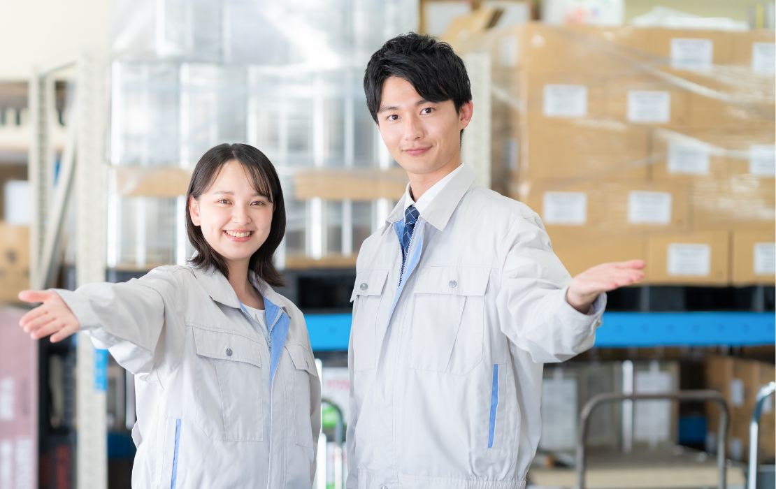 働く作業着の女性
