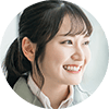 微笑んでる女性の写真